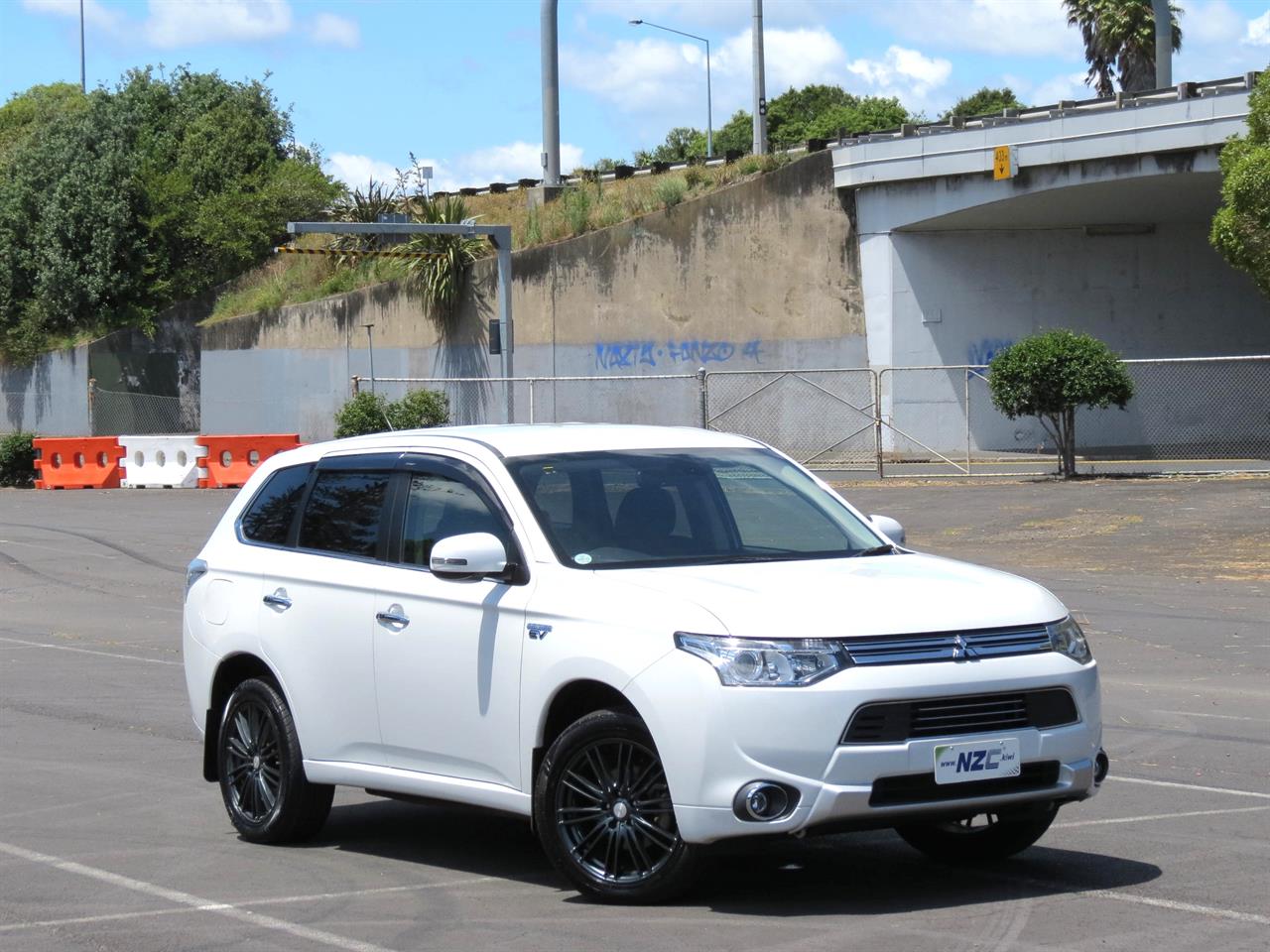 NZC 2014 Mitsubishi Outlander just arrived to Auckland