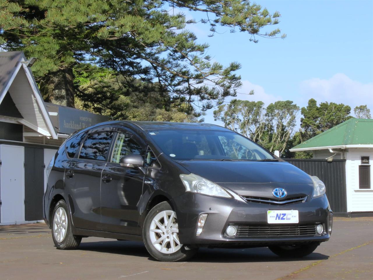 2013 Toyota Prius ALPHA + 7 SEATER + 64 KM'S ONLY