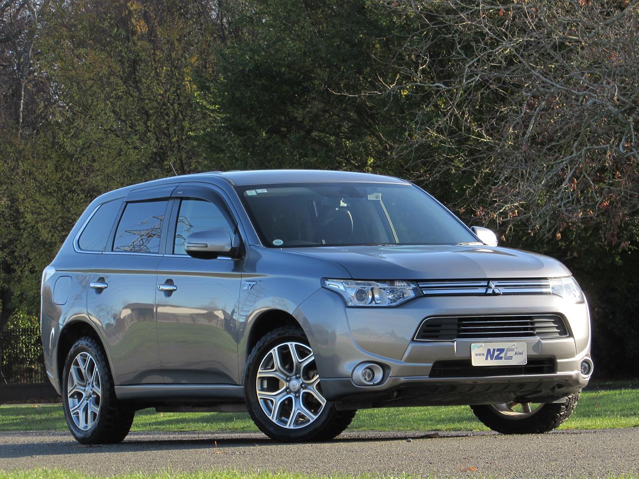 2014 Mitsubishi OUTLANDER PHEV G NAVI PACKAGE  4WD ACTIVE  C\/CONTROL Possible rebate of $2,130.28
